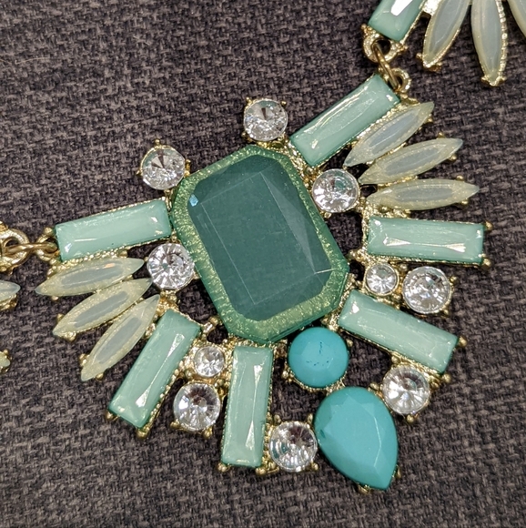 Green Jeweled Necklace & Earring Set - Picture 5 of 6